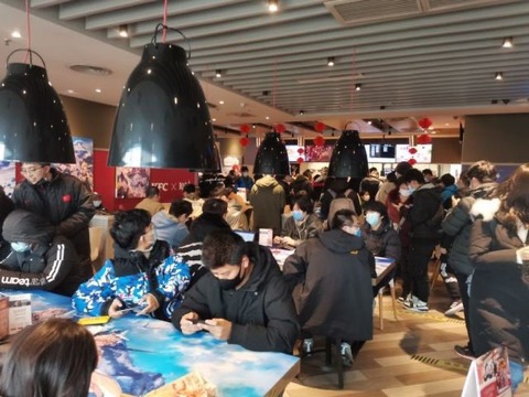 【原神】中国ケンタッキーに集まるオタクの写真がヤバい